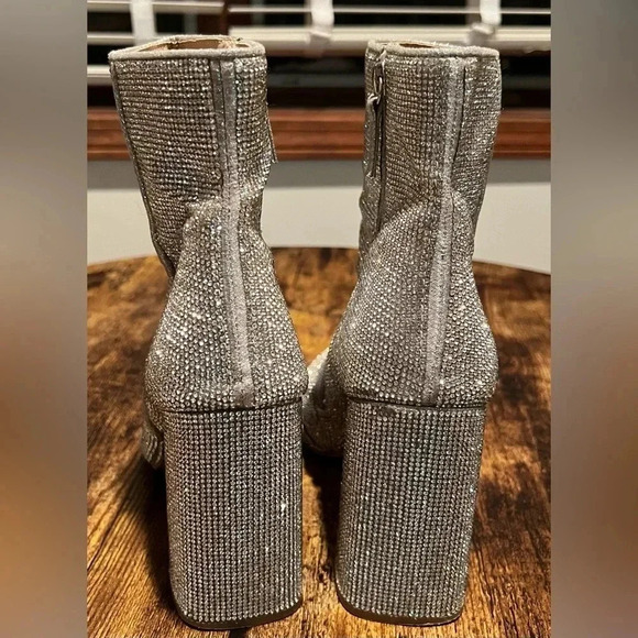 Steve Madden | NOTICED-R silver disco bootie. Size: 10. - Picture 11 of 16